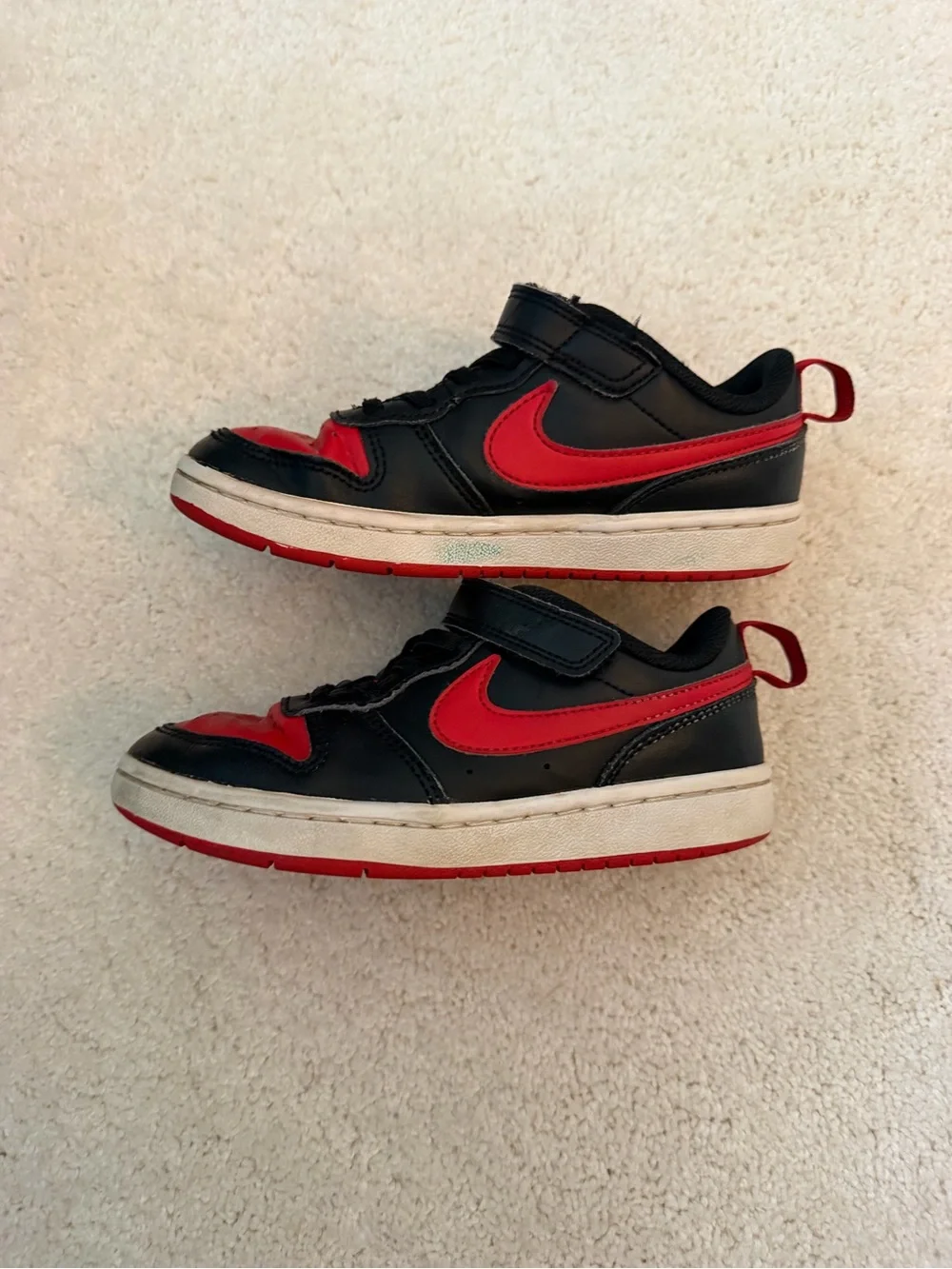 Nike Kids Black and Red Low-Top Sneakers